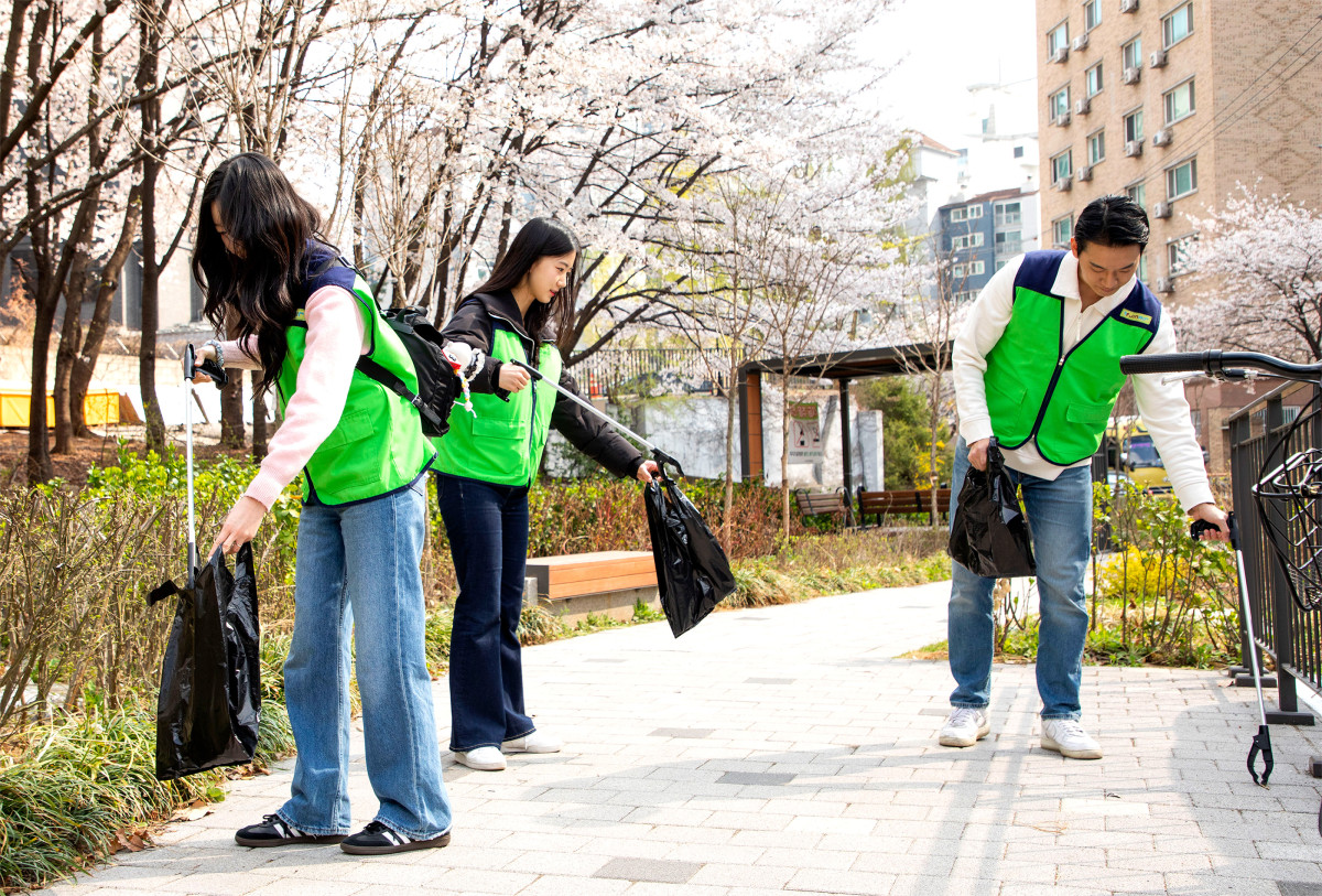 ▲진에어 임직원들이 10일 서울 강서구 일대에서 봄맞이 환경 정화 활동을 펼쳤다. (사진=진에어)