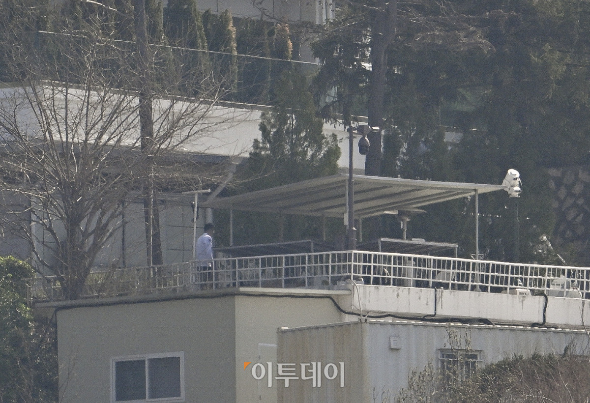 ▲윤석열 전 대통령이 한남동 관저를 떠나 서초동 사저로 이주할 것으로 알려진 11일 서울 용산구 한남동 대통령 관저 모습. 대통령경호처는 이날 윤 전 대통령의 이주와 관련해 약 40명 규모의 사저 경호팀 편성을 마친 것으로 알려졌다. 조현호 기자 hyunho@