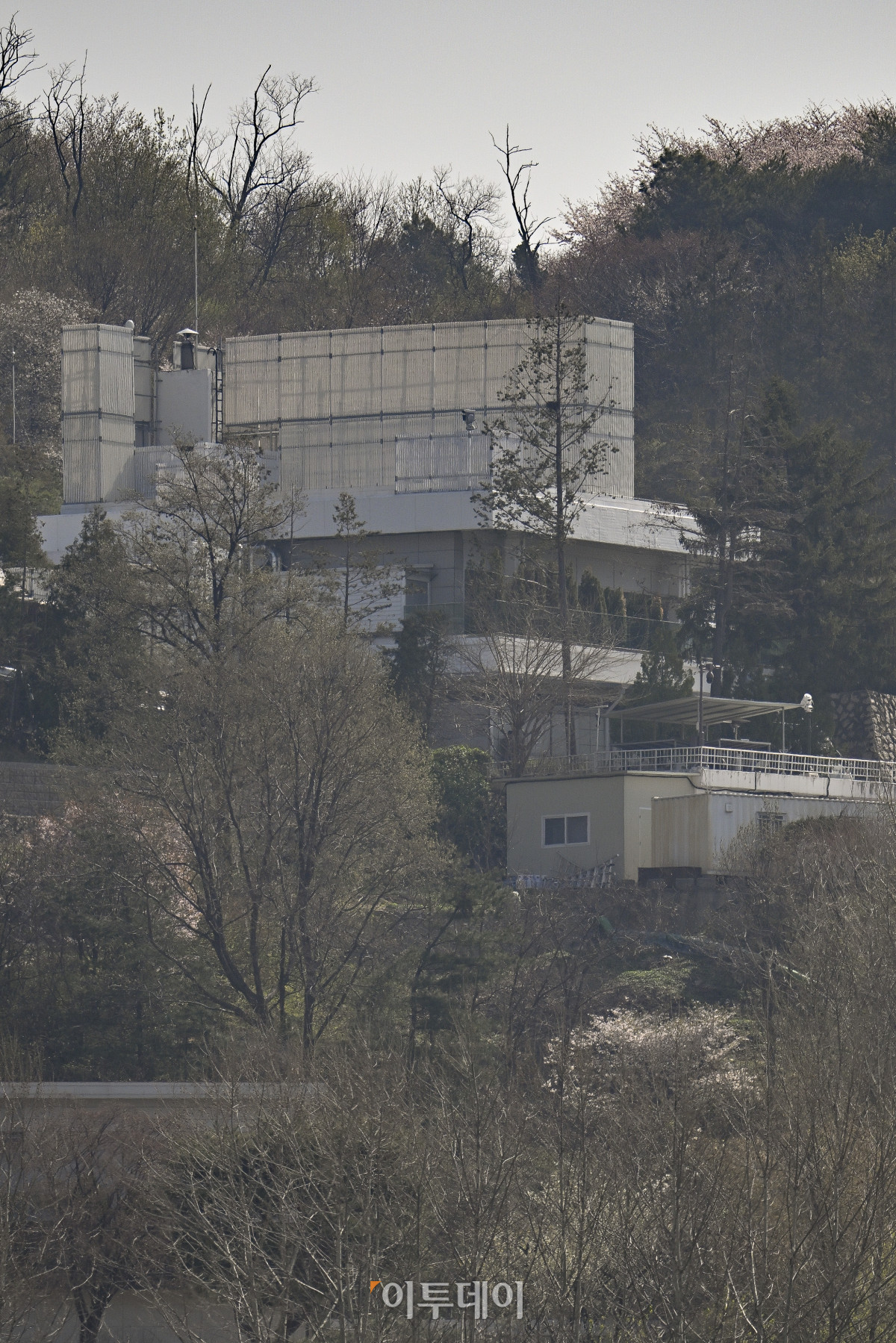 ▲윤석열 전 대통령이 한남동 관저를 떠나 서초동 사저로 이주할 것으로 알려진 11일 서울 용산구 한남동 대통령 관저 모습. 대통령경호처는 이날 윤 전 대통령의 이주와 관련해 약 40명 규모의 사저 경호팀 편성을 마친 것으로 알려졌다. 조현호 기자 hyunho@