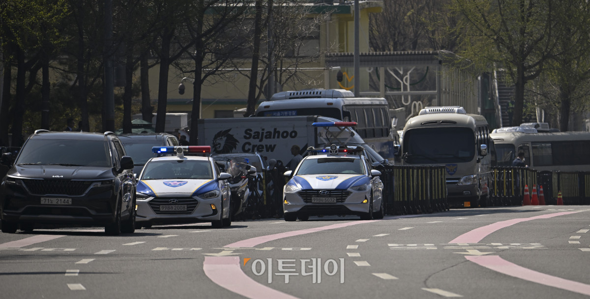 ▲윤석열 전 대통령이 한남동 관저를 떠나 서초동 사저로 이주할 것으로 알려진 11일 서울 용산구 한남동 대통령 관저 인근에서 경찰 차량들이 대기하고 있다. 대통령경호처는 이날 윤 전 대통령의 이주와 관련해 약 40명 규모의 사저 경호팀 편성을 마친 것으로 알려졌다. 조현호 기자 hyunho@