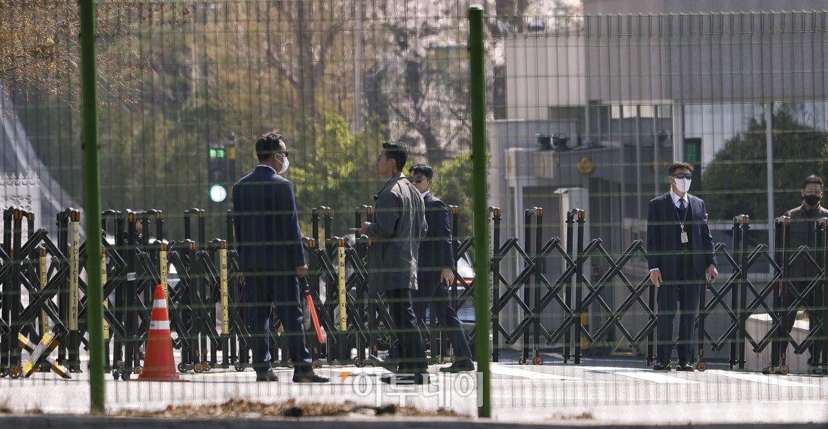 ▲윤석열 전 대통령이 한남동 관저를 떠나 서초동 사저로 이주할 것으로 알려진 11일 서울 용산구 한남동 대통령 관저 입구에서 대통령경호처 관계자들이 통행 통제를 하고 있다. 대통령경호처는 이날 윤 전 대통령의 이주와 관련해 약 40명 규모의 사저 경호팀 편성을 마친 것으로 알려졌다. 조현호 기자 hyunho@