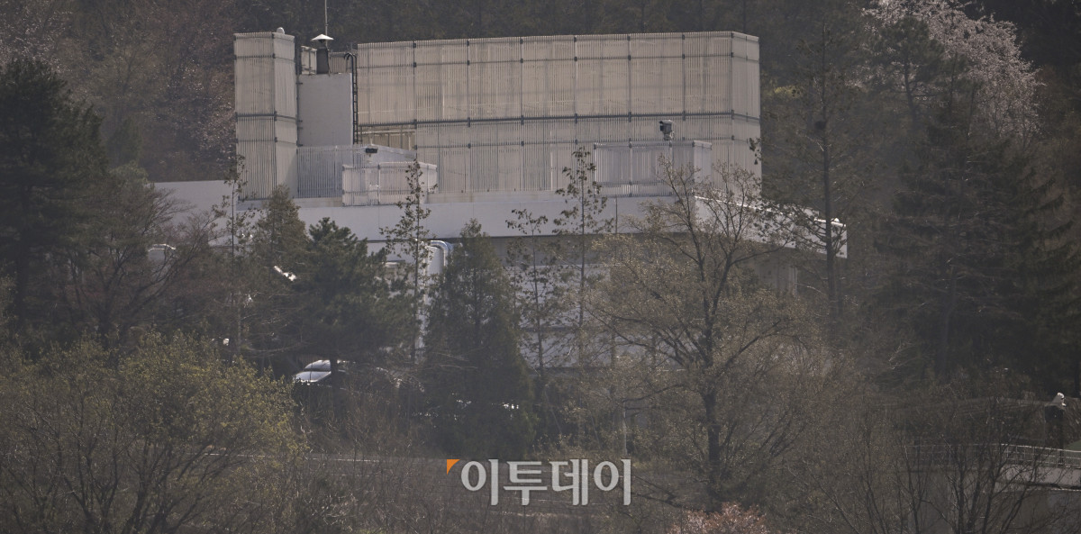 ▲윤석열 전 대통령이 한남동 관저를 떠나 서초동 사저로 이주할 것으로 알려진 11일 서울 용산구 한남동 대통령 관저 모습. 대통령경호처는 이날 윤 전 대통령의 이주와 관련해 약 40명 규모의 사저 경호팀 편성을 마친 것으로 알려졌다. 조현호 기자 hyunho@