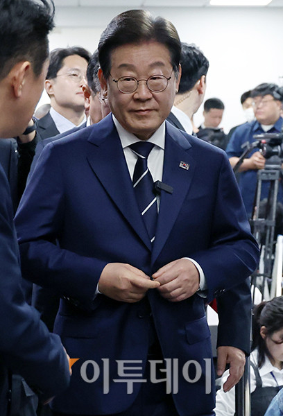 ▲대선 출마를 선언한 이재명 더불어민주당 전 대표가 11일 서울 여의도 국회 소통관에서 비전 및 캠프 인선 발표를 위해 입장하고 있다. 고이란 기자 photoeran@