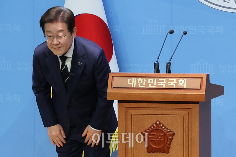 ▲대선 출마를 선언한 이재명 더불어민주당 전 대표가 11일 서울 여의도 국회 소통관에서 비전 및 캠프 인선 발표에 앞서 인사하고 있다. 고이란 기자 photoeran@