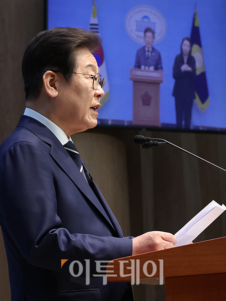 ▲대선 출마를 선언한 이재명 더불어민주당 전 대표가 11일 서울 여의도 국회 소통관에서 비전 및 캠프 인선을 발표하고 있다. 고이란 기자 photoeran@