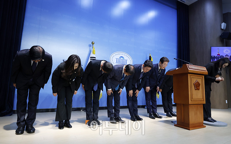 ▲대선 출마를 선언한 이재명 더불어민주당 전 대표가 11일 서울 여의도 국회 소통관에서 비전 및 캠프 인선 발표를 마치고 인사하고 있다. 고이란 기자 photoeran@