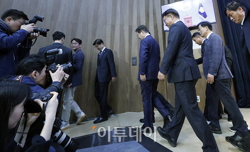 ▲대선 출마를 선언한 이재명 더불어민주당 전 대표가 11일 서울 여의도 국회 소통관에서 비전 및 캠프 인선 발표를 마치고 이동하고 있다. 고이란 기자 photoeran@