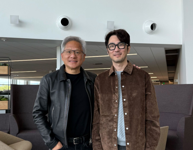 ▲10일 오후(현지시간) 미국 캘리포니아주 산타클라라에 위치한 엔비디아 본사에서 김창한 크래프톤 대표(오른쪽)가 젠슨 황 CEO(왼쪽)과 기념사진을 촬영하고 있다. (사진=크래프톤 링크드인)