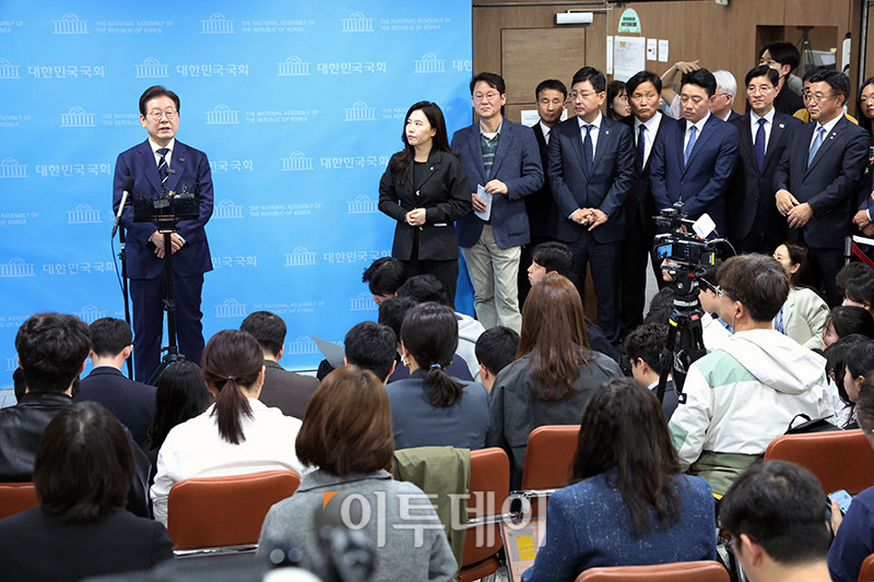 ▲대선 출마를 선언한 이재명 더불어민주당 전 대표가 11일 서울 여의도 국회 소통관에서 비전 및 캠프 인선 발표를 마치고 기자들의 질문에 답하고 있다. 고이란 기자 photoeran@