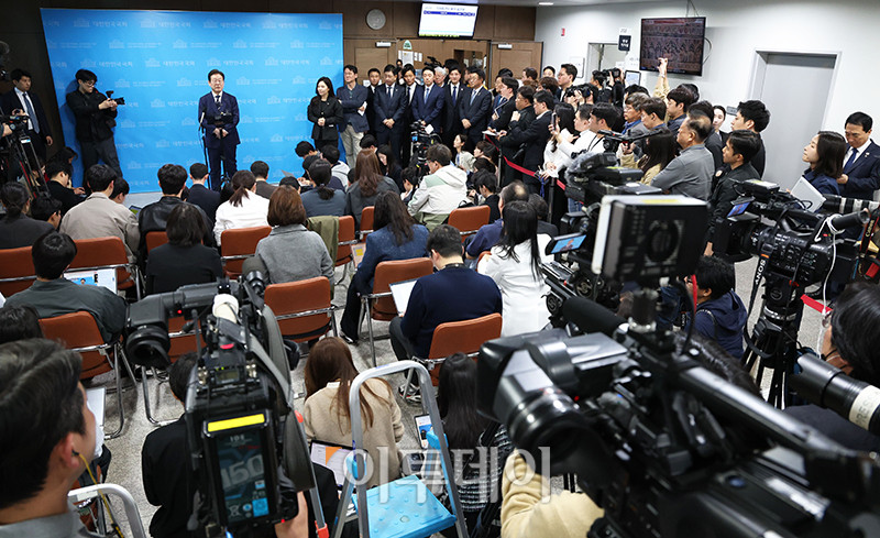 ▲대선 출마를 선언한 이재명 더불어민주당 전 대표가 11일 서울 여의도 국회 소통관에서 비전 및 캠프 인선 발표를 마치고 기자들의 질문에 답하고 있다. 고이란 기자 photoeran@