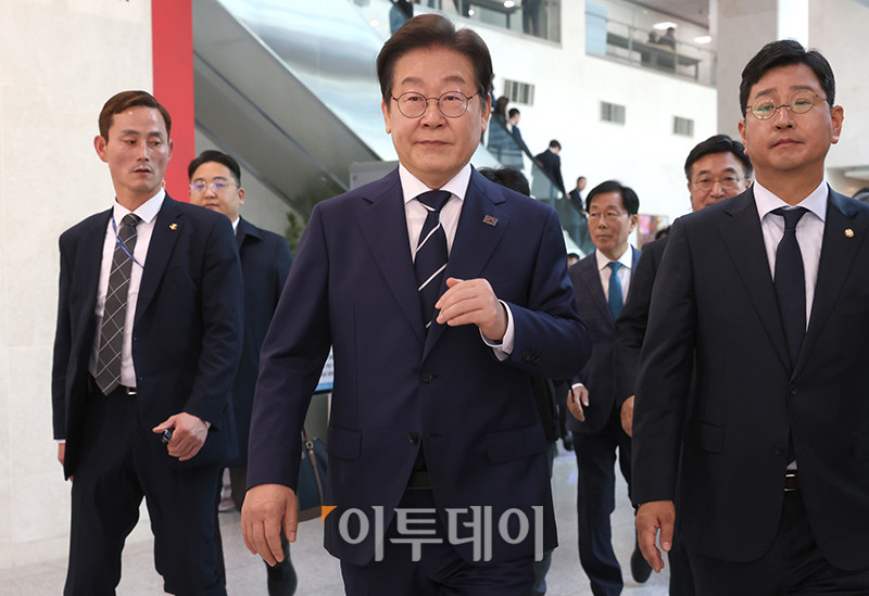 ▲대선 출마를 선언한 이재명 더불어민주당 전 대표가 11일 서울 여의도 국회 소통관에서 비전 및 캠프 인선 발표를 마치고 이동하고 있다. 고이란 기자 photoeran@