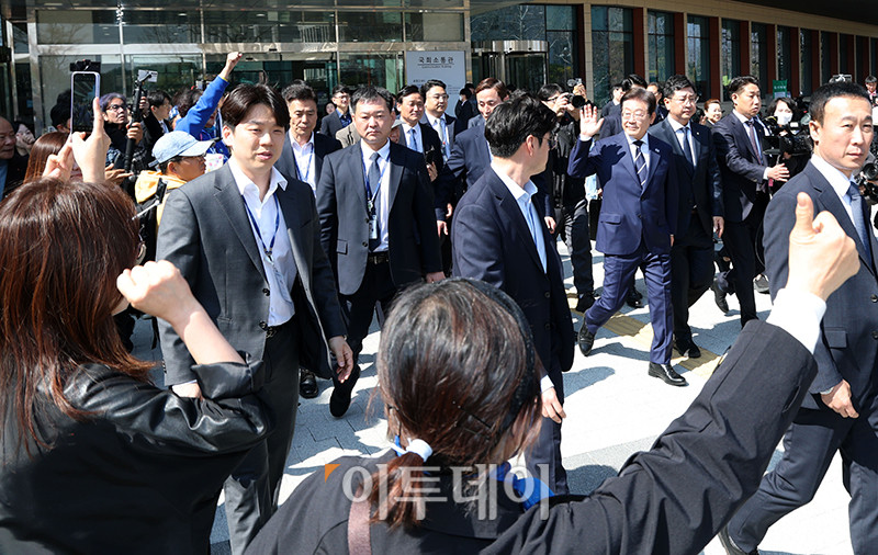 ▲대선 출마를 선언한 이재명 더불어민주당 전 대표가 11일 서울 여의도 국회 소통관에서 비전 및 캠프 인선 발표를 마치고 이동하고 있다. 고이란 기자 photoeran@