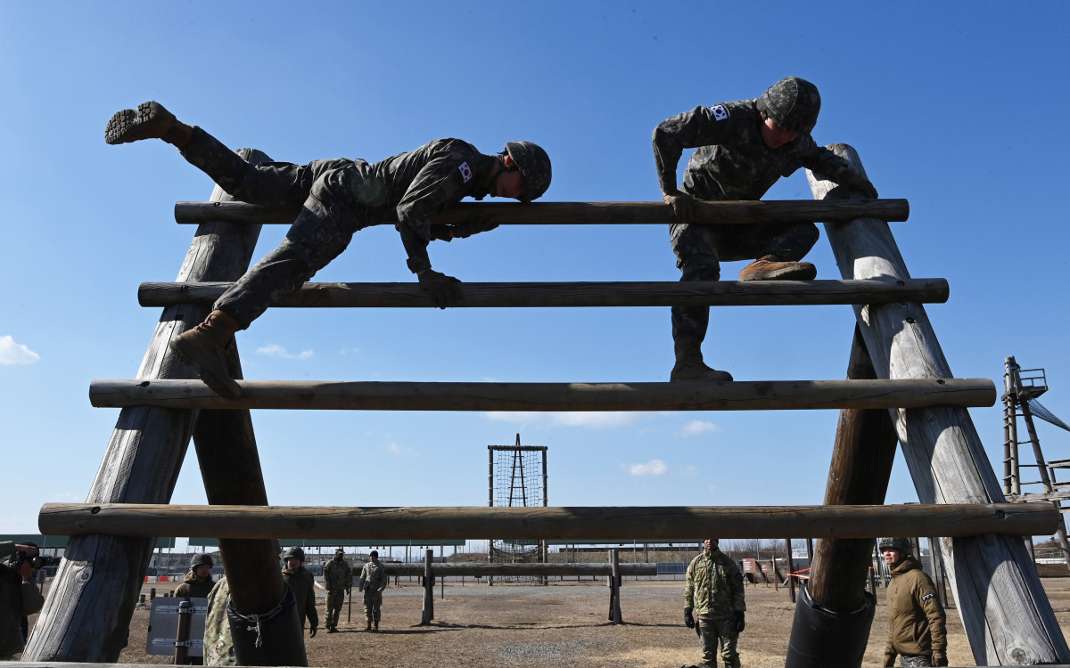 ▲육군사관학교 생도들이 18일 경기도 평택시 캠프 험프리스 미2사단에서 오는 4월 미국 웨스트포인트에서 진행되는 샌드허스트 경연대회를 앞두고 장애물 훈련을 받고 있다.샌드허스트 경연대회는 전 세계 예비장교들이 전투체력과 전술적 응급처치, 장애물 극복 등 각종 전투기술을 겨루는 대회이다. 2025.02.18. (뉴시스)