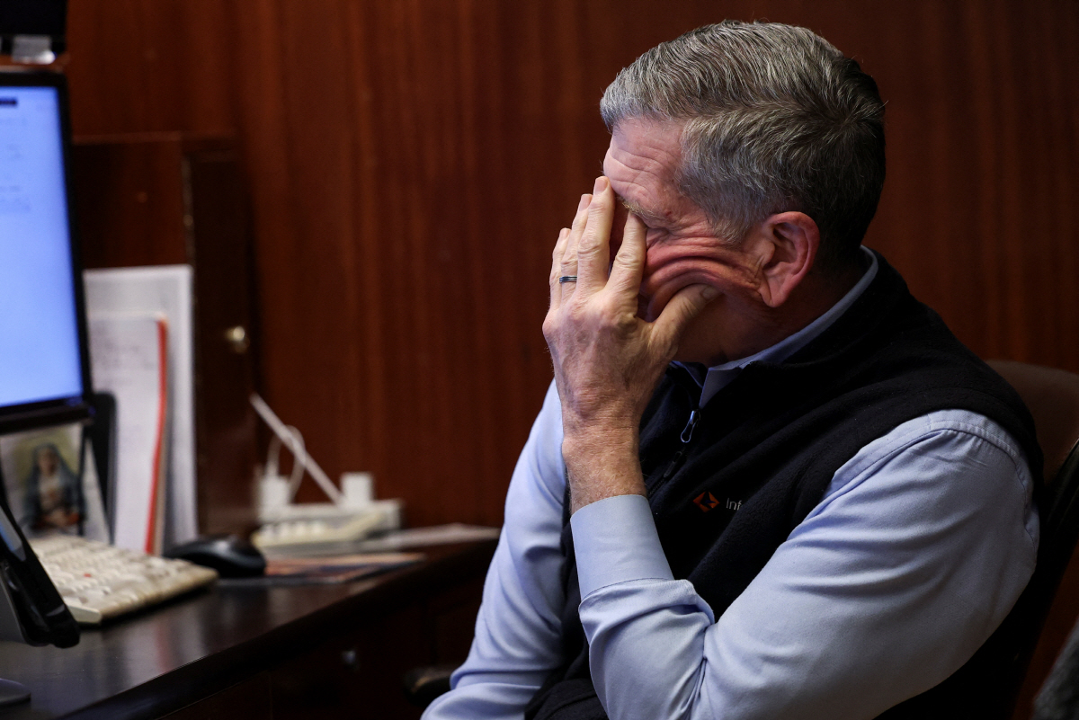 ▲뉴욕증권거래소(NYSE)에서 10일(현지시간) 트레이더가 얼굴을 감싸고 있다. 뉴욕/로이터연합뉴스