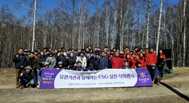 ▲강원랜드가 11일 제80회 식목일을 맞아 정선국유림관리소와 함께 하이원 무릉도원길 자작나무 숲에서 ‘설해목 피해지 복구 및 경관림 조성’을 위한 나무 심기 행사를 진행했다. (사진제공 = 강원랜드)