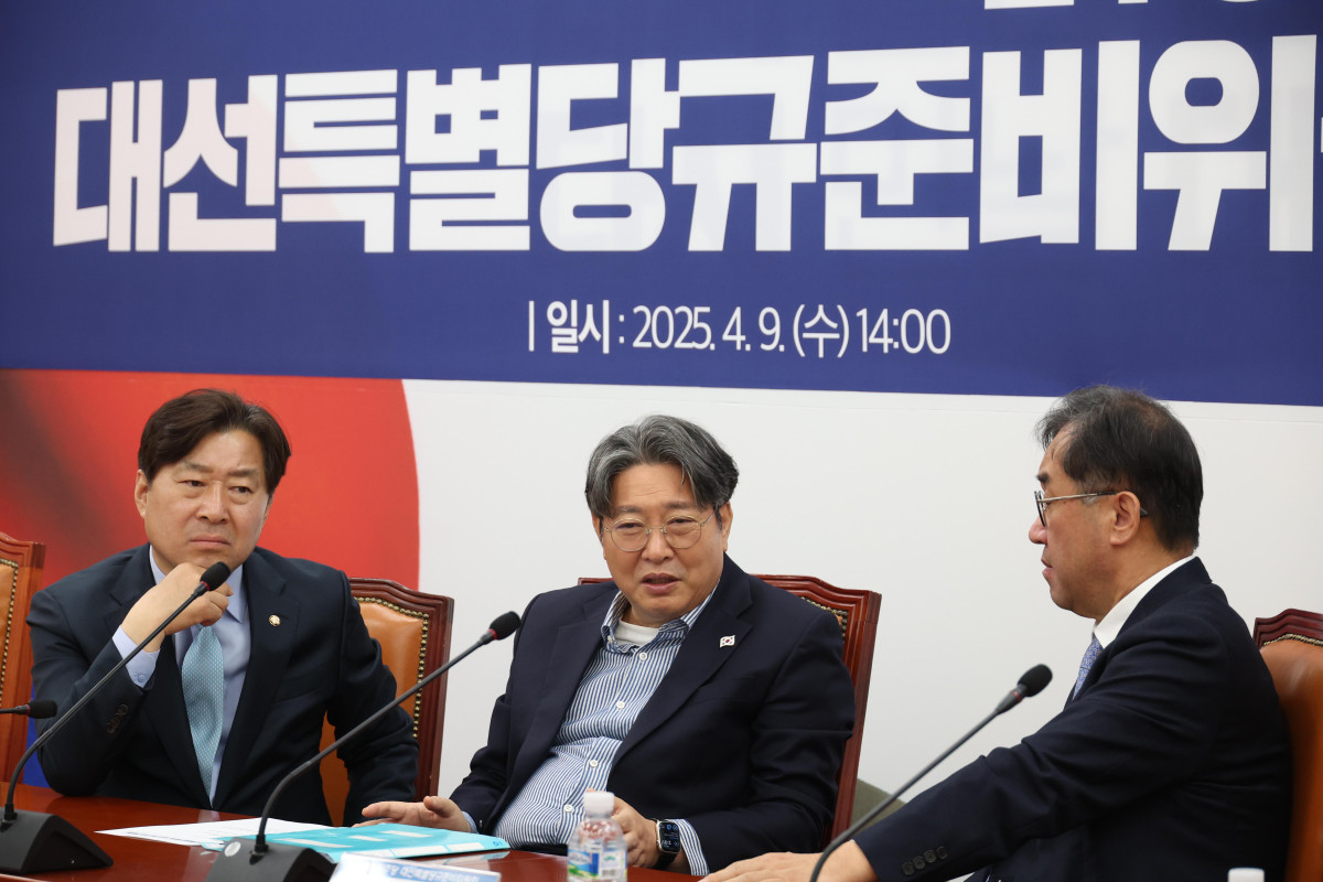 ▲이춘석 더불어민주당 대선특별당규준비위원장이 9일 오후 서울 여의도 국회에서 열린 민주당 대선특별당규준비위원회 제1차회의에서 참석자들과 대화를 하고 있다. 왼쪽부터 황명선 위원, 이 위원장, 맹성규 부위원장.  (뉴시스)