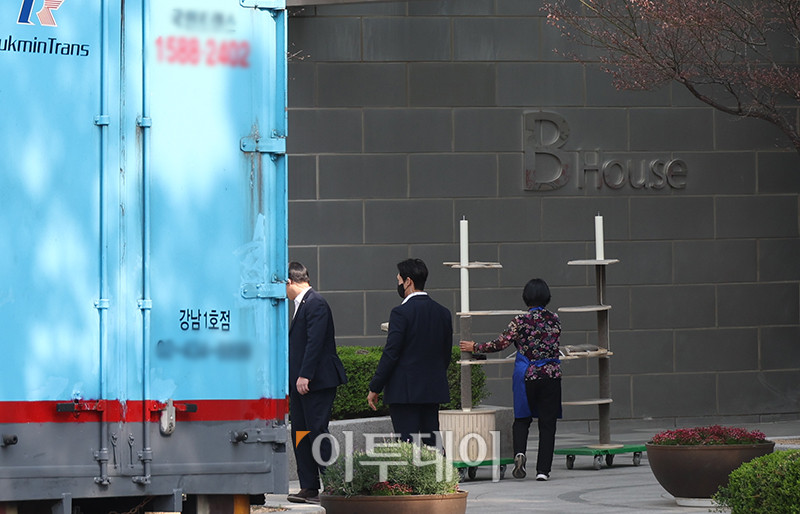 ▲11일 서울 서초구 아크로비스타 사저 앞에 윤석열 전 대통령의 복귀를 앞두고 이삿짐 차량에서 관계자들이 짐을 옮기고 있다. 고이란 기자 photoeran@