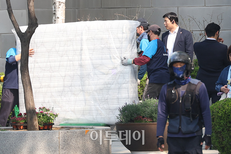 ▲11일 서울 서초구 아크로비스타 사저 앞에 윤석열 전 대통령의 복귀를 앞두고 이삿짐 차량에서 관계자들이 짐을 옮기고 있다. 고이란 기자 photoeran@