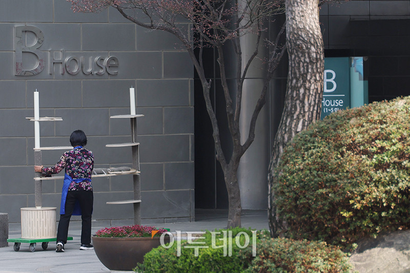 ▲11일 서울 서초구 아크로비스타 사저 앞에 윤석열 전 대통령의 복귀를 앞두고 이삿짐 차량에서 관계자들이 짐을 옮기고 있다. 고이란 기자 photoeran@