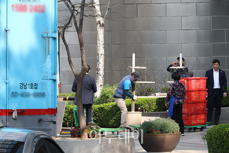 ▲11일 서울 서초구 아크로비스타 사저 앞에 윤석열 전 대통령의 복귀를 앞두고 이삿짐 차량에서 관계자들이 짐을 옮기고 있다. 고이란 기자 photoeran@