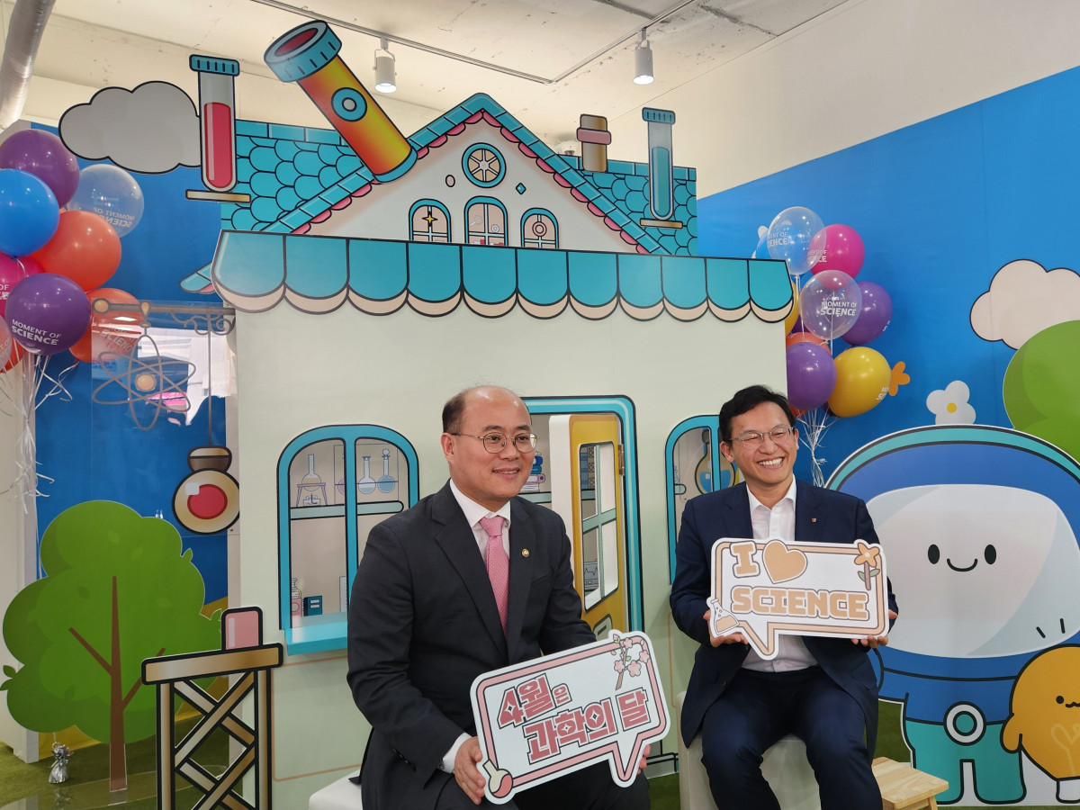 ▲이창윤 과학기술정보통신부 제1차관과 정우성 한국과학창의재단 이사장이 11일 오후 서울 성수동에서 열린 '4월 과학의 달 홍보 팝업 별별잡화점'을 찾아 기념사진을 촬영하고 있다.  (안유리 기자 inglass@)