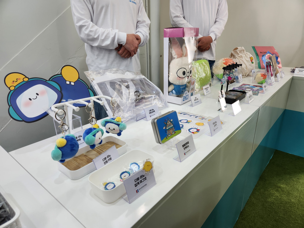 ▲11일 오후 서울 성수동에서 열린 '4월 과학의 달 홍보 팝업 별별잡화점'에 관람객들을 위한 다양한 굿즈가 준비되어 있다.  (안유리 기자 inglass@)