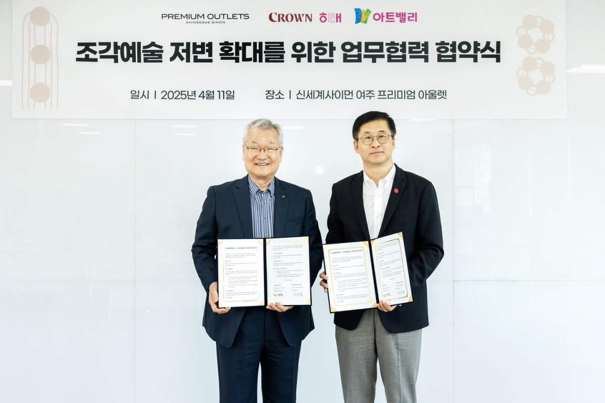 ▲왼쪽부터 윤영달 크라운해태제과그룹 회장, 김영섭 신세계사이먼 김영섭 대표. (사진제공=신세계사이먼)