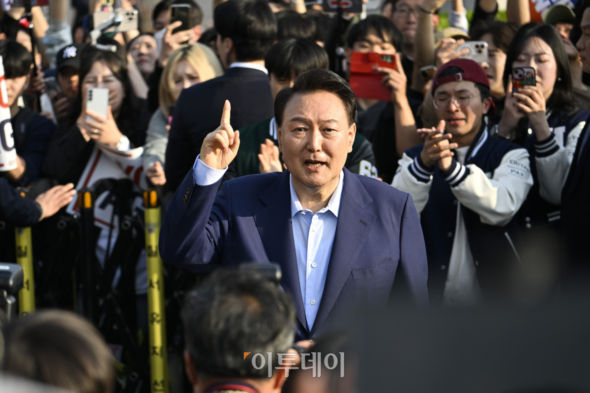 ▲윤석열 전 대통령이 11일 서울 용산구 한남동 대통령 관저를 떠나 서초동 사저로 이동하며 지지자들과 인사를 하고 있다. 조현호 기자 hyunho@