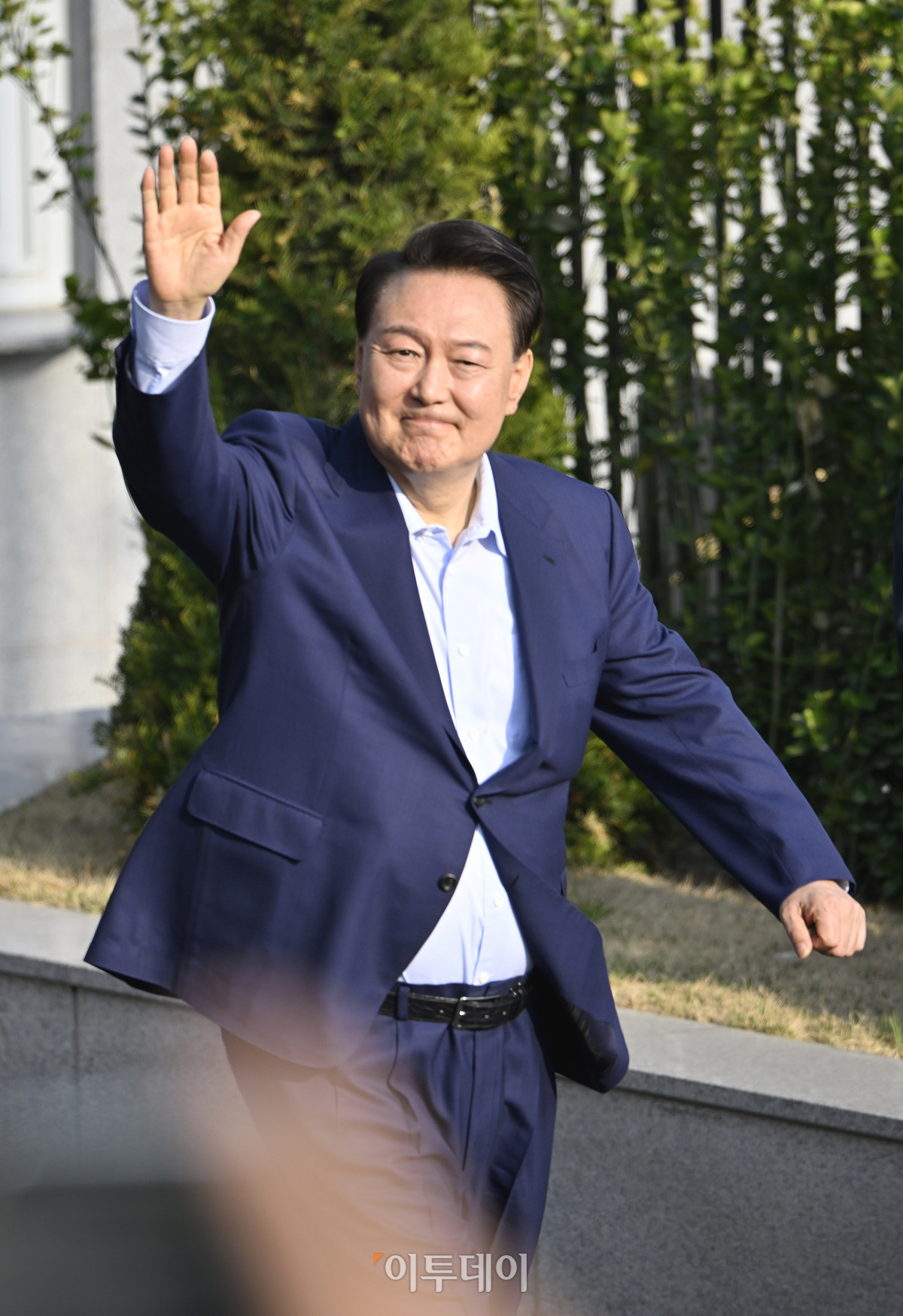 ▲윤석열 전 대통령이 11일 서울 용산구 한남동 대통령 관저를 떠나 서초동 사저로 이동하며 지지자들과 인사를 하고 있다. 조현호 기자 hyunho@