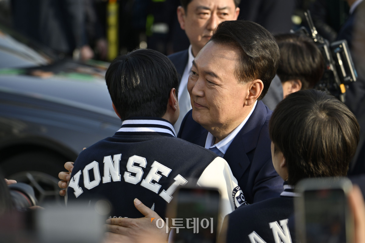 ▲윤석열 전 대통령이 11일 서울 용산구 한남동 대통령 관저를 떠나 서초동 사저로 이동하며 지지자들과 인사를 하고 있다. 조현호 기자 hyunho@