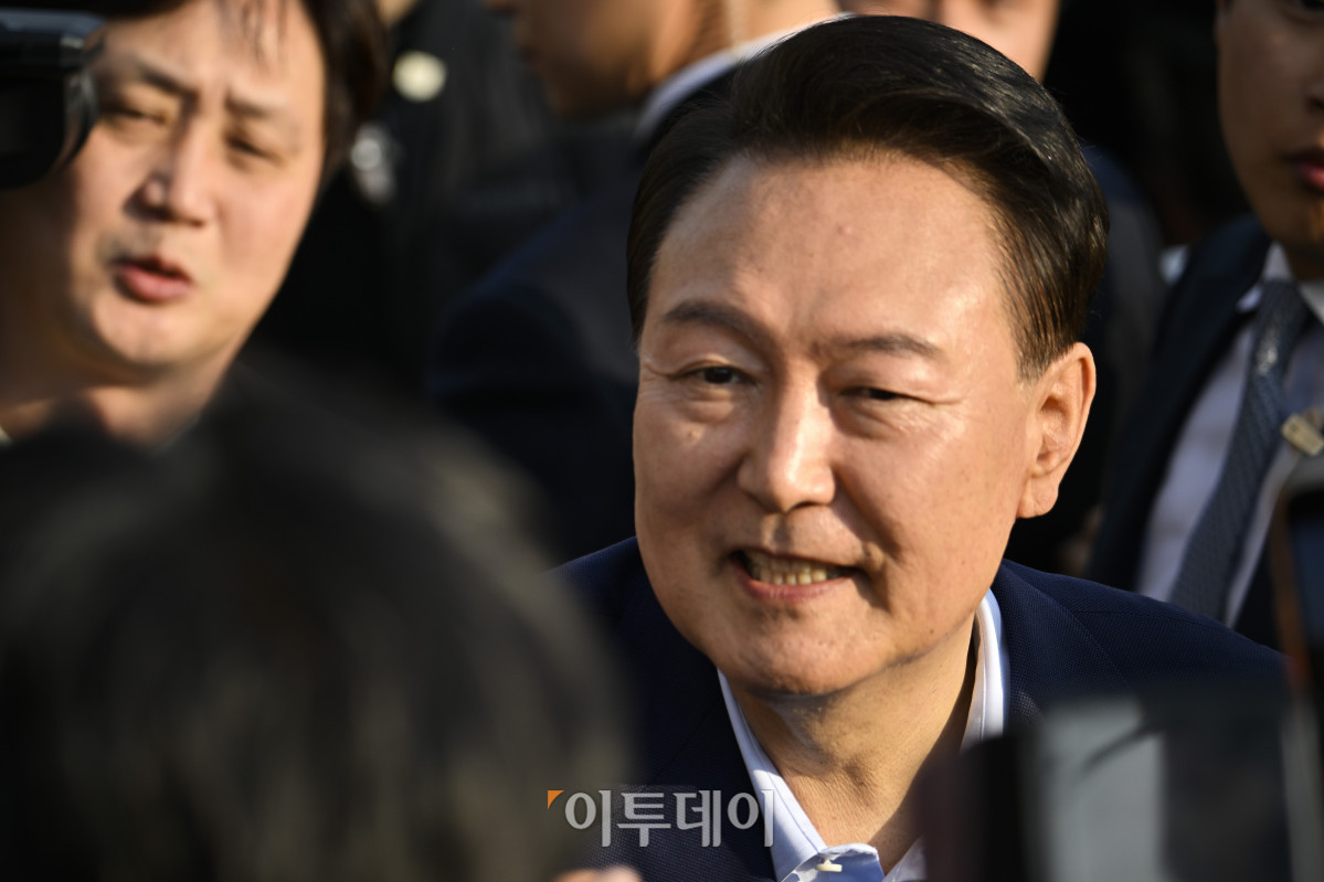 ▲윤석열 전 대통령이 11일 서울 용산구 한남동 대통령 관저를 떠나 서초동 사저로 이동하며 지지자들과 인사를 하고 있다. 조현호 기자 hyunho@