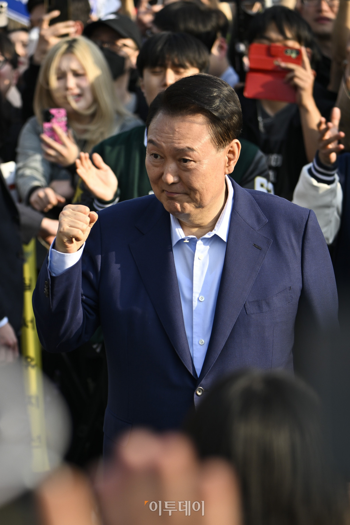 ▲윤석열 전 대통령이 11일 서울 용산구 한남동 대통령 관저를 떠나 서초동 사저로 이동하며 지지자들과 인사를 하고 있다. 조현호 기자 hyunho@