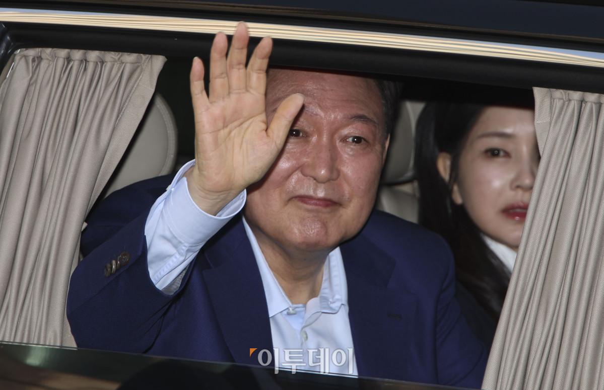 ▲윤석열 전 대통령이 11일 서울 용산구 한남동 대통령 관저를 떠나 서초동 사저로 이동하며 지지자들과 인사를 하고 있다. 오른쪽은 부인 김건희 씨. 조현호 기자 hyunho@