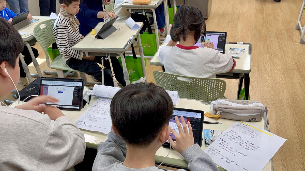 ▲10일 대구 용계초에서 AIDT를 활용한 영어 수업이 진행되고 있다. 학생들이 각자 기기를 활용해 영어 말하기 녹음을 하는 모습이다. (정유정 기자)