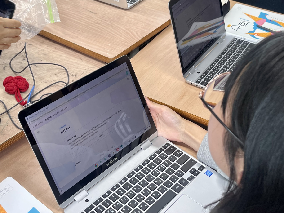 ▲10일 덕화중에서 AIDT를 활용한 수학 수업이 진행됐다. 한 학생이 3문제 중 1문제를 틀리자 화면에 오답을 분석해보라는 설명이 나오고 있다. (정유정 기자)