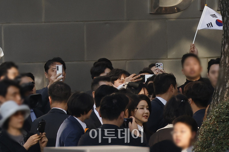 ▲윤석열 전 대통령 부인 김건희 여사가 11일 서울 서초구 아크로비스타 사저에 들어서고 있다.