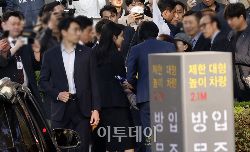 ▲윤석열 전 대통령 부인 김건희 여사가 11일 서울 서초구 아크로비스타 사저에 들어서고 있다. 고이란 기자 photoeran@