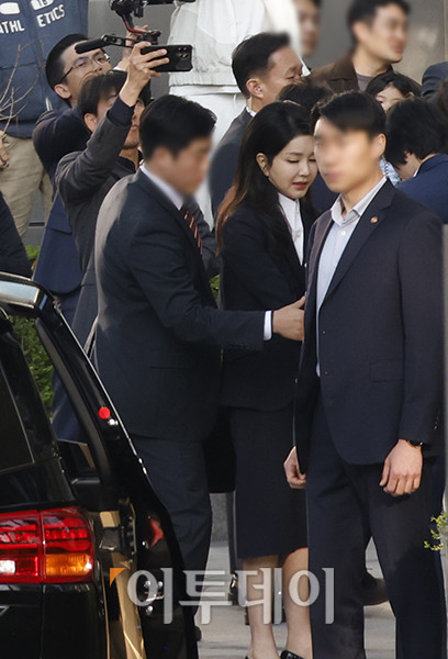 ▲윤석열 전 대통령 부인 김건희 여사가 11일 서울 서초구 아크로비스타 사저에 들어서고 있다. 고이란 기자 photoeran@