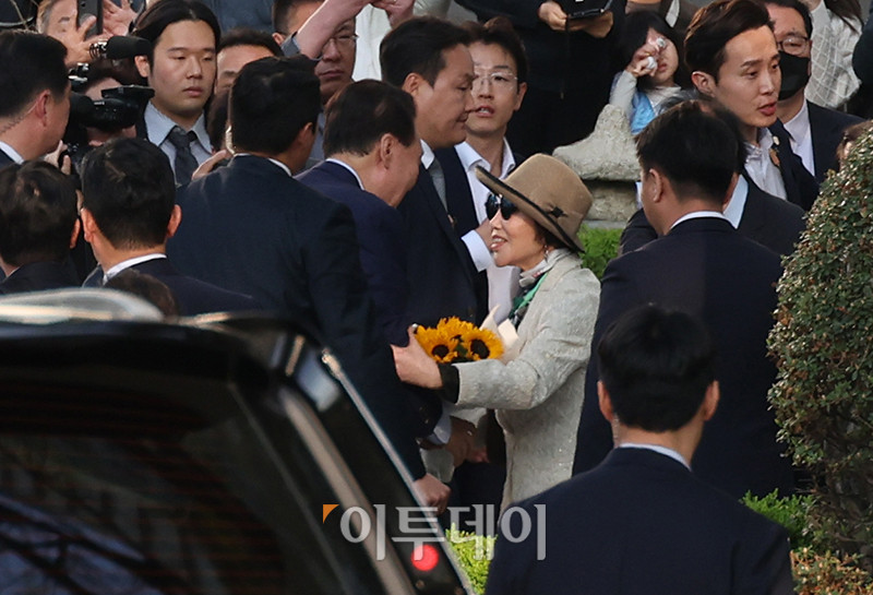 ▲윤석열 전 대통령이 11일 서울 서초구 아크로비스타 사저에 들어서고 있다. 고이란 기자 photoeran@