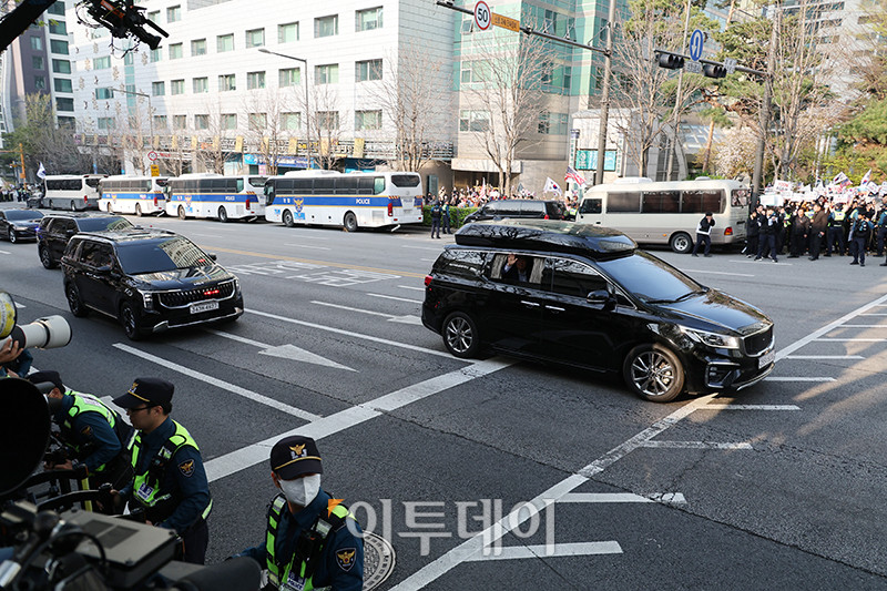 ▲윤석열 전 대통령이 11일 서울 서초구 아크로비스타 사저에 들어서고 있다. 고이란 기자 photoeran@