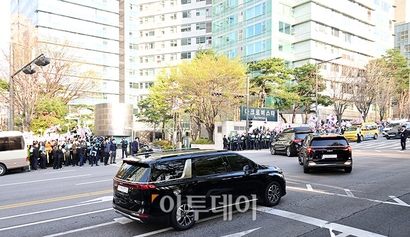 ▲윤석열 전 대통령이 11일 서울 서초구 아크로비스타 사저에 들어서고 있다. 고이란 기자 photoeran@