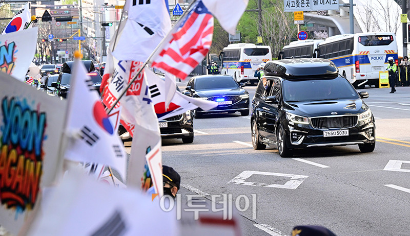 ▲윤석열 전 대통령이 11일 서울 서초구 아크로비스타 사저에 들어서고 있다. 고이란 기자 photoeran@