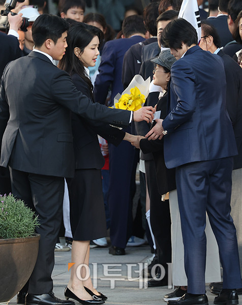 ▲윤석열 전 대통령 부인 김건희 여사가 11일 서울 서초구 아크로비스타 사저에 들어서고 있다. 고이란 기자 photoeran@