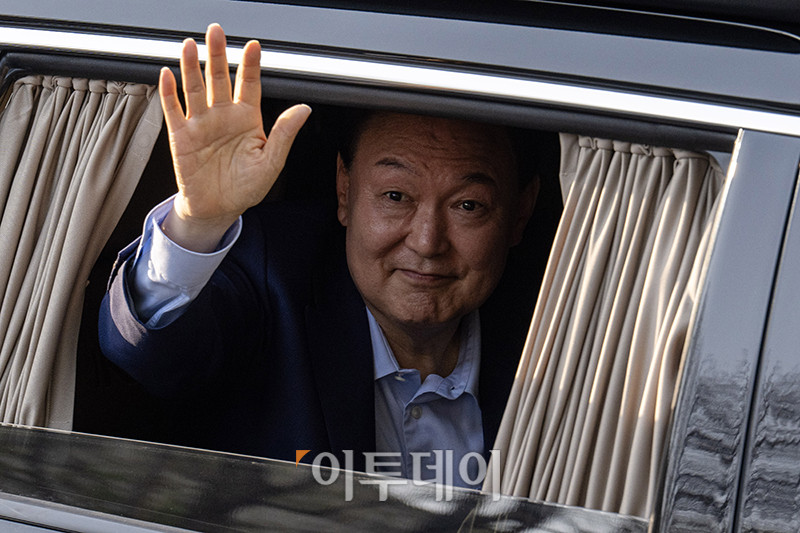 ▲윤석열 전 대통령이 11일 서울 서초구 아크로비스타 사저에 들어서고 있다. 고이란 기자 photoeran@