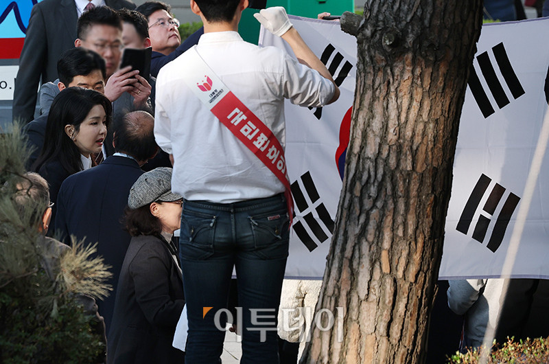 ▲윤석열 전 대통령 부인 김건희 여사가 11일 서울 서초구 아크로비스타 사저에 들어서고 있다. 고이란 기자 photoeran@