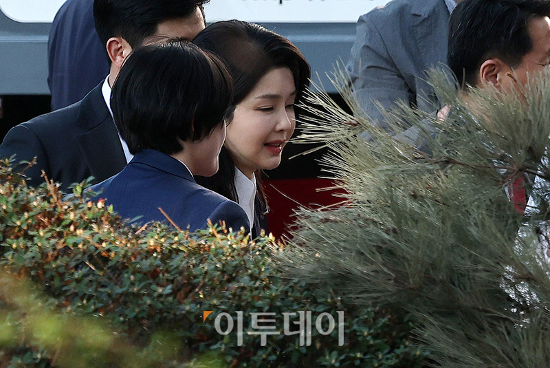 ▲윤석열 전 대통령 부인 김건희 여사가 11일 서울 서초구 아크로비스타 사저에 들어서고 있다. 고이란 기자 photoeran@