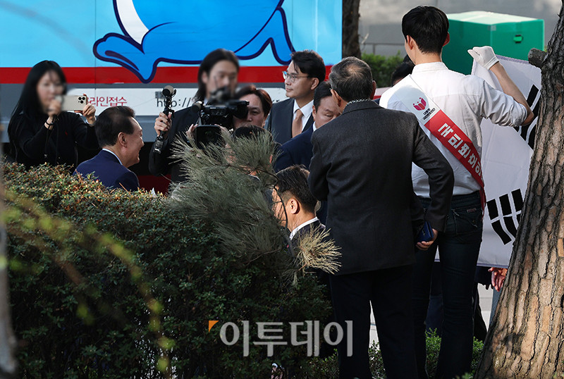 ▲윤석열 전 대통령이 11일 서울 서초구 아크로비스타 사저에 들어서고 있다. 고이란 기자 photoeran@