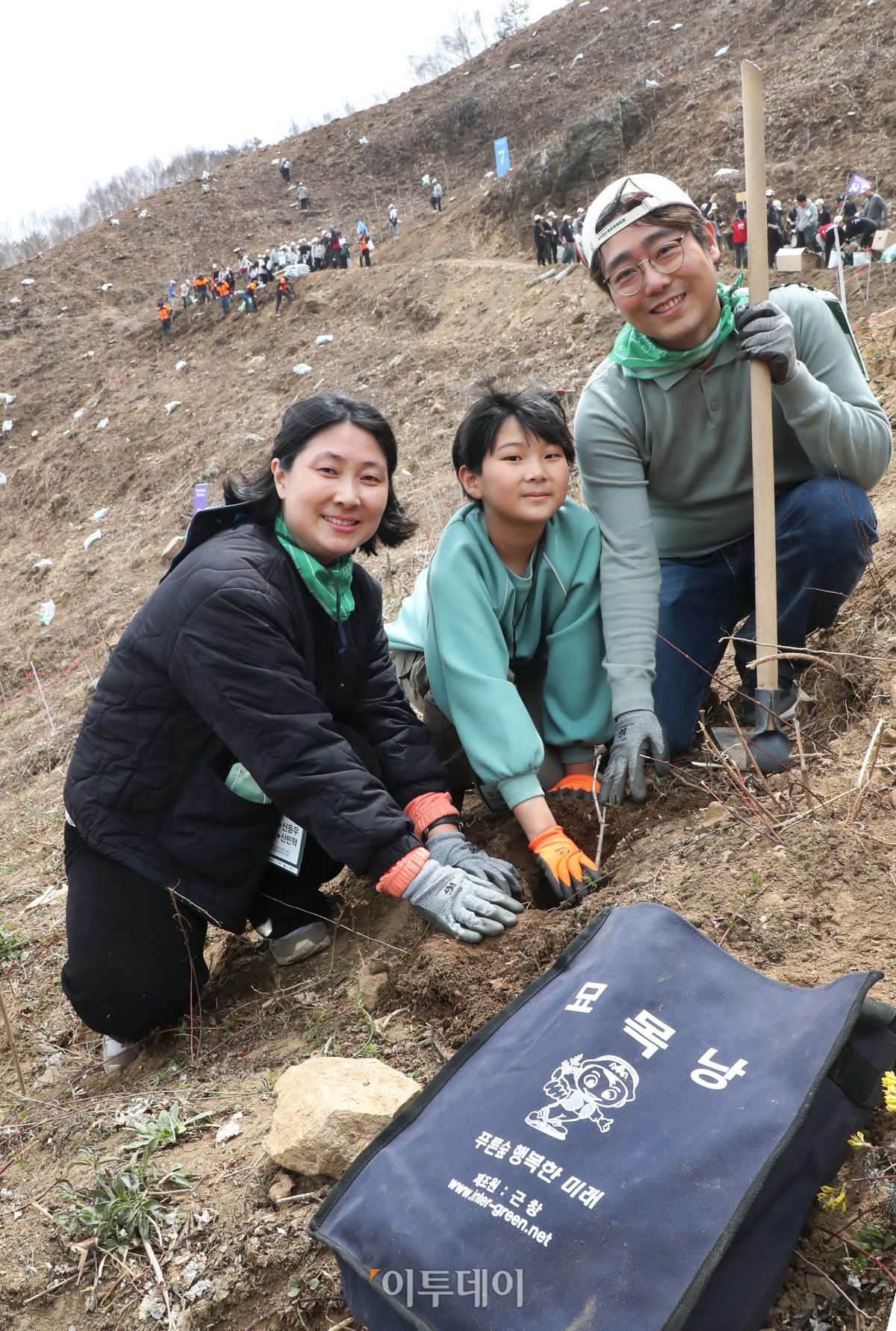 ▲유한킴벌리 ‘우리강산 푸르게 푸르게 ‘2025 신혼부부 나무심기’ 행사가 12일 강원도 인제 자작나무숲에서 열렸다. 신혼부부 100쌍과 임직원 등 300명이 은행나무 4,500 그루를 심었다. 참석자 중 2012년 신혼부부로 참석했던 신동우 김경선 씨 부부가 자녀와 함께 나무를 심어 눈길을 끌고 있다. 사진제공=유한킴벌리