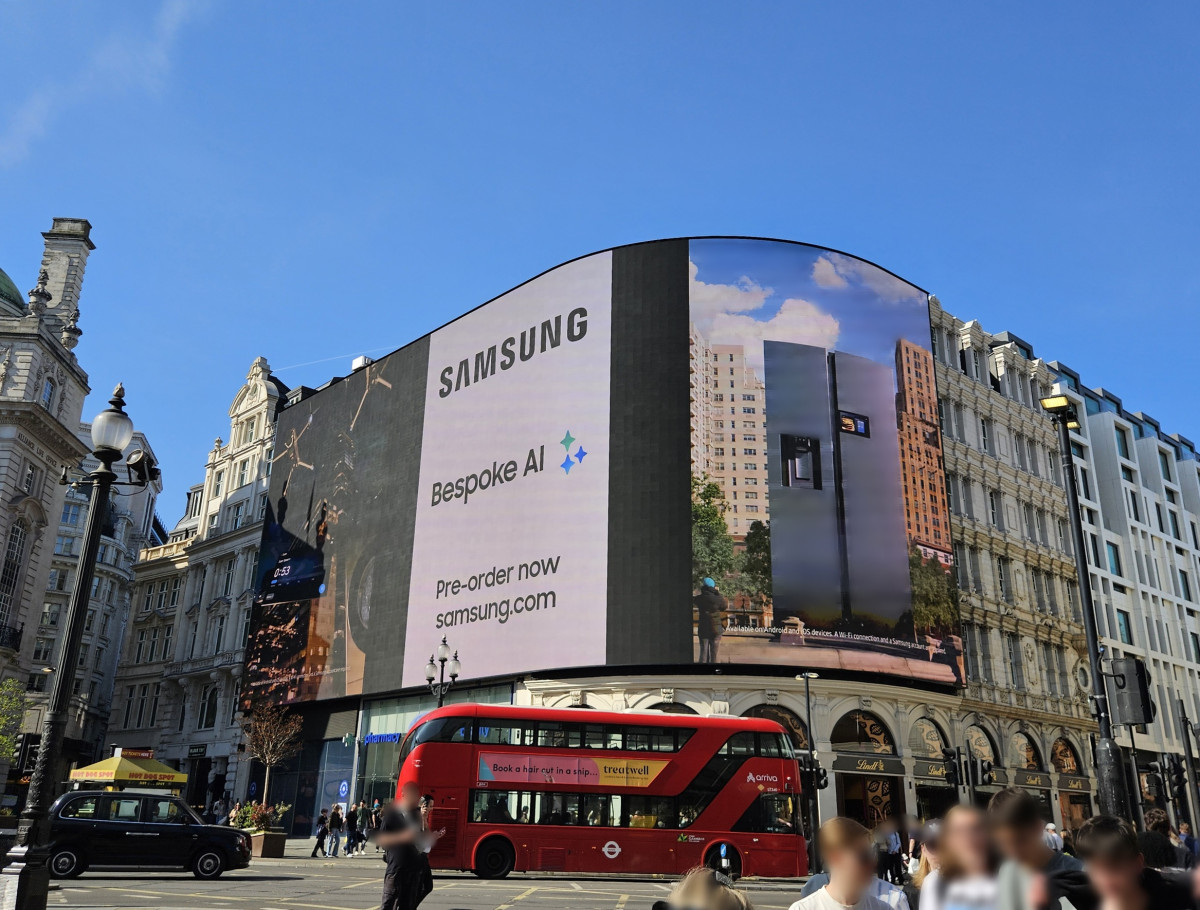 ▲삼성전자가 영국 런던 피카딜리 광장에서 진행하는 '비스포크 AI' 옥외광고 모습 (사진제공-삼성전자)