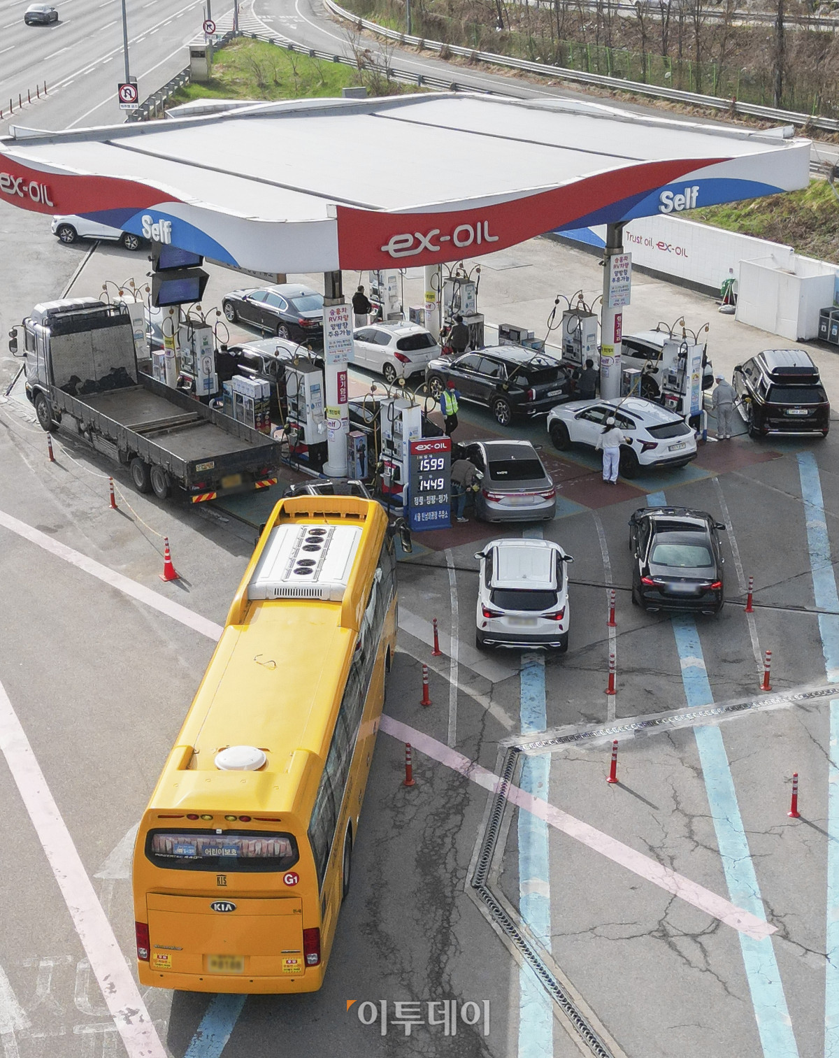 ▲국내 주유소 휘발유와 경유의 주간 평균 가격이 9주 연속 동반 하락했다. 한국석유공사 유가정보시스템 오피넷에 따르면 4월 둘째 주 전국 주유소 휘발유 평균 판매가는 직전 주 대비 리터 당 6.5원 내린 1658.6원을 기록했다. 경유 평균 판매 가격은 전주 대비 6.9원 내린 1524.7원을 기록했다. 13일 서울 만남의광장 주유소 유가정보가 게시돼 있다. 조현호 기자 hyunho@